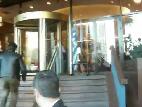 Demi Lovato Saludando en el hotel Radisson Uruguay 29_04_12 1391