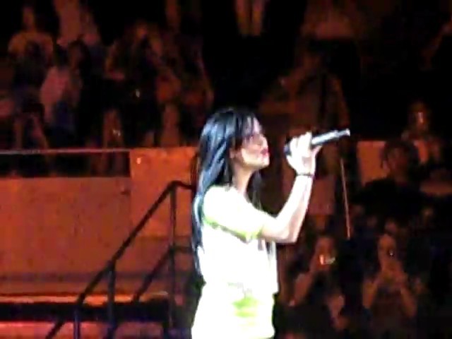 bscap0040 - Demi Lovato concert Demi messes up