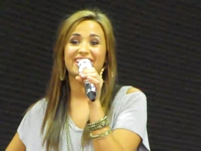 bscap0054 - Demi Lovato answers questions soundcheck 09 01 10