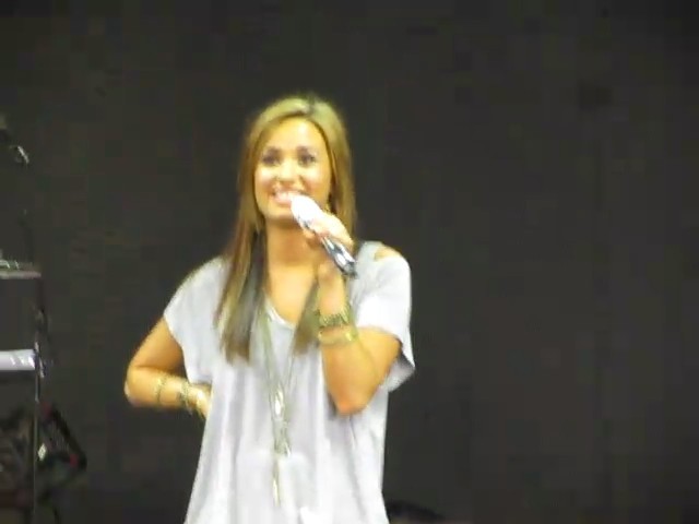 bscap0063 - Demi Lovato answers questions soundcheck 09 01 10