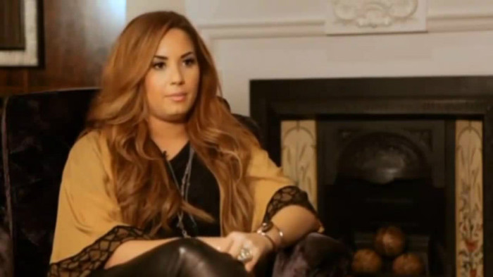 Demi Lovato Fans Questions!  (2012) 0845 - Demi - Fans Questions 2012 Part oo1