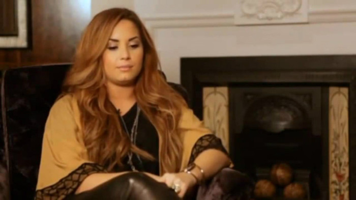 Demi Lovato Fans Questions!  (2012) 0888 - Demi - Fans Questions 2012 Part oo1