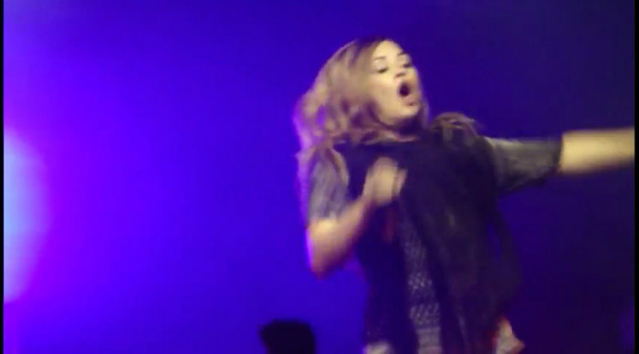 bscap0091 - Demi - Give Your Heart A Break - Sao Paulo 20 04 2012