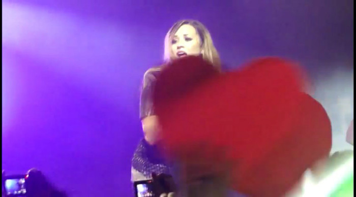 bscap0099 - Demi - Give Your Heart A Break - Sao Paulo 20 04 2012