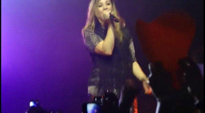 bscap0128 - Demi - Give Your Heart A Break - Sao Paulo 20 04 2012