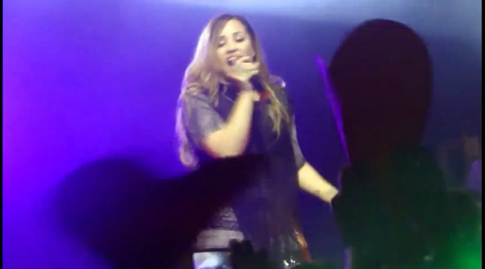 bscap0129 - Demi - Give Your Heart A Break - Sao Paulo 20 04 2012