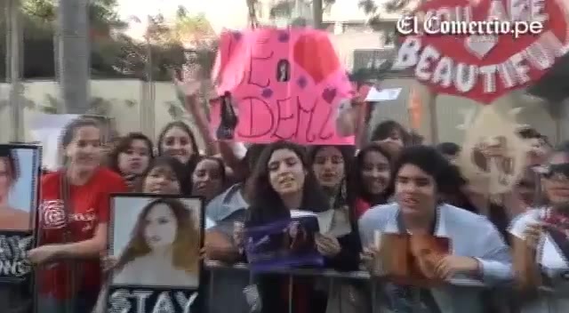 Demi Lovato Llego A Perú Y Saludo A Sus Fans  2012 00737