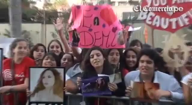 Demi Lovato Llego A Perú Y Saludo A Sus Fans  2012 00761