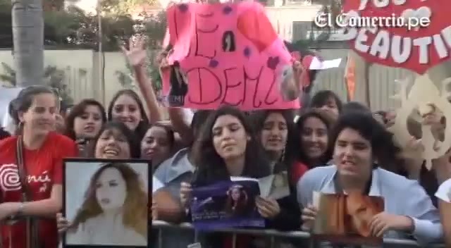 Demi Lovato Llego A Perú Y Saludo A Sus Fans  2012 00778