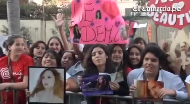 Demi Lovato Llego A Perú Y Saludo A Sus Fans  2012 00801