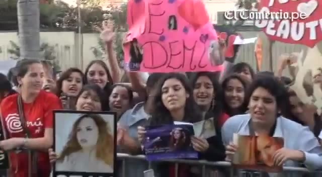 Demi Lovato Llego A Perú Y Saludo A Sus Fans  2012 00838