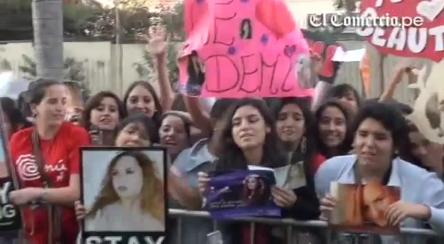 Demi Lovato Llego A Perú Y Saludo A Sus Fans  2012 00859