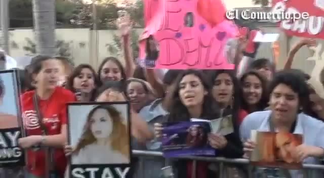 Demi Lovato Llego A Perú Y Saludo A Sus Fans  2012 00902