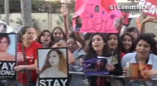 Demi Lovato Llego A Perú Y Saludo A Sus Fans  2012 00923