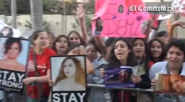 Demi Lovato Llego A Perú Y Saludo A Sus Fans  2012 00939