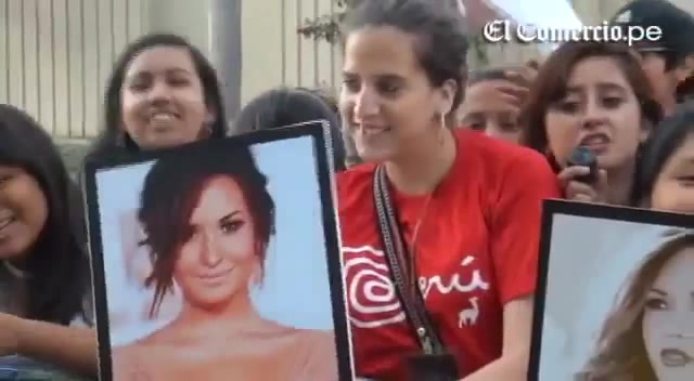 Demi Lovato Llego A Perú Y Saludo A Sus Fans  2012 01417 - Demi - Llego A Peru Y Saludo A Sus Fans 2012 Part oo2