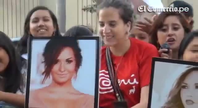 Demi Lovato Llego A Perú Y Saludo A Sus Fans  2012 01440 - Demi - Llego A Peru Y Saludo A Sus Fans 2012 Part oo2