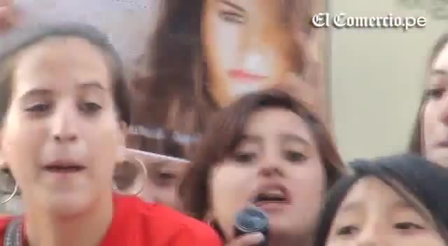 Demi Lovato Llego A Perú Y Saludo A Sus Fans  2012 02635