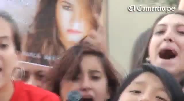 Demi Lovato Llego A Perú Y Saludo A Sus Fans  2012 02729