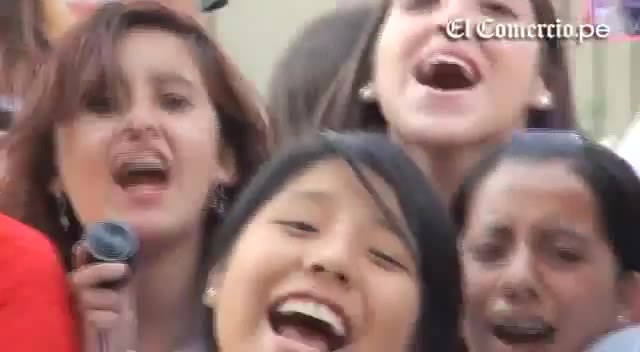 Demi Lovato Llego A Perú Y Saludo A Sus Fans  2012 02846