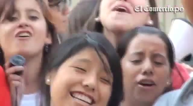 Demi Lovato Llego A Perú Y Saludo A Sus Fans  2012 02898