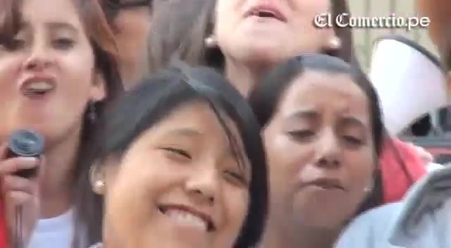 Demi Lovato Llego A Perú Y Saludo A Sus Fans  2012 02926