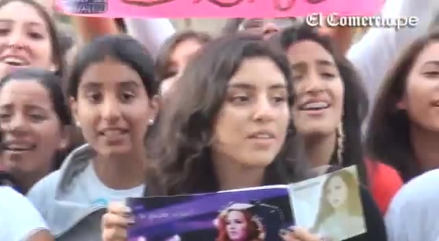 Demi Lovato Llego A Perú Y Saludo A Sus Fans  2012 03590