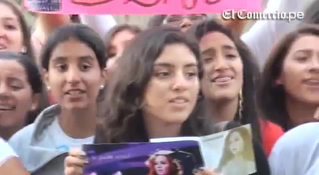 Demi Lovato Llego A Perú Y Saludo A Sus Fans  2012 03641