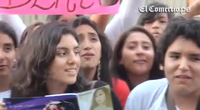 Demi Lovato Llego A Perú Y Saludo A Sus Fans  2012 03832