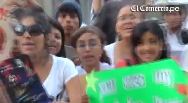 Demi Lovato Llego A Perú Y Saludo A Sus Fans  2012 05126