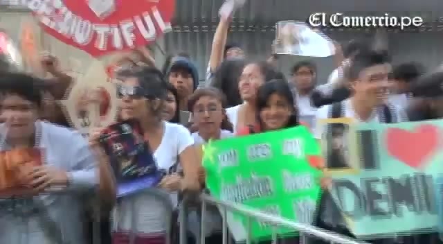 Demi Lovato Llego A Perú Y Saludo A Sus Fans  2012 05188