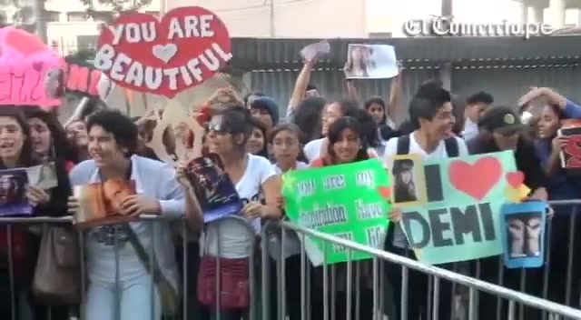 Demi Lovato Llego A Perú Y Saludo A Sus Fans  2012 05332