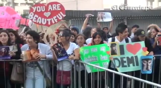 Demi Lovato Llego A Perú Y Saludo A Sus Fans  2012 05361