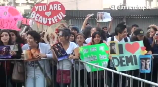 Demi Lovato Llego A Perú Y Saludo A Sus Fans  2012 05392