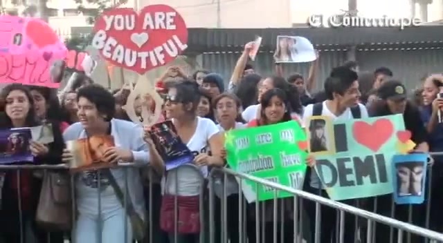 Demi Lovato Llego A Perú Y Saludo A Sus Fans  2012 05418