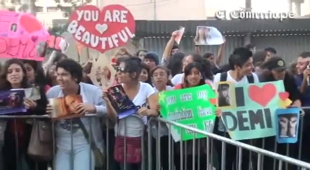 Demi Lovato Llego A Perú Y Saludo A Sus Fans  2012 05437