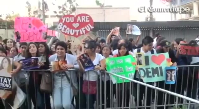 Demi Lovato Llego A Perú Y Saludo A Sus Fans  2012 05553 - Demi - Llego A Peru Y Saludo A Sus Fans 2012 Part o11