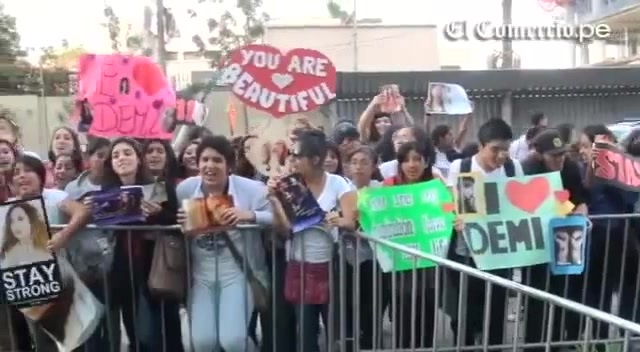 Demi Lovato Llego A Perú Y Saludo A Sus Fans  2012 05661