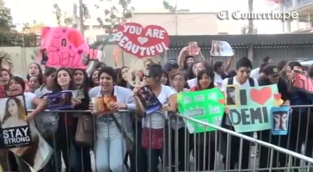 Demi Lovato Llego A Perú Y Saludo A Sus Fans  2012 05683