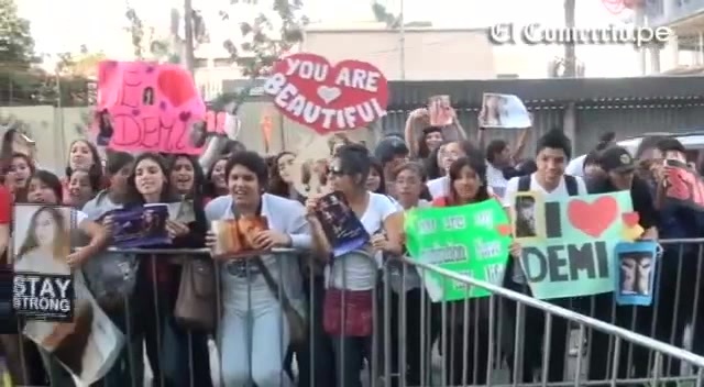 Demi Lovato Llego A Perú Y Saludo A Sus Fans  2012 05724