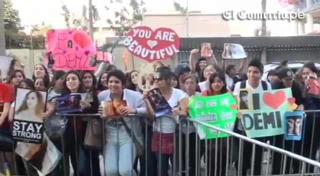 Demi Lovato Llego A Perú Y Saludo A Sus Fans  2012 05776