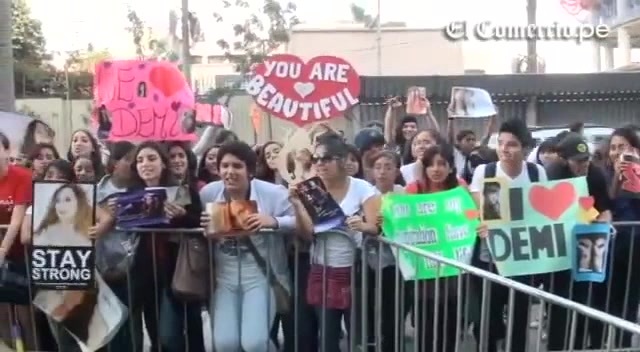 Demi Lovato Llego A Perú Y Saludo A Sus Fans  2012 05817