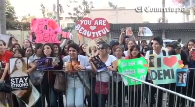 Demi Lovato Llego A Perú Y Saludo A Sus Fans  2012 05859