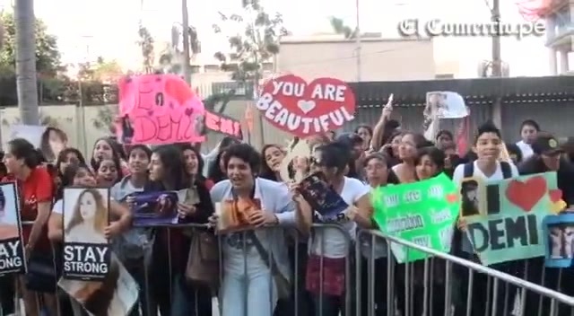 Demi Lovato Llego A Perú Y Saludo A Sus Fans  2012 06483