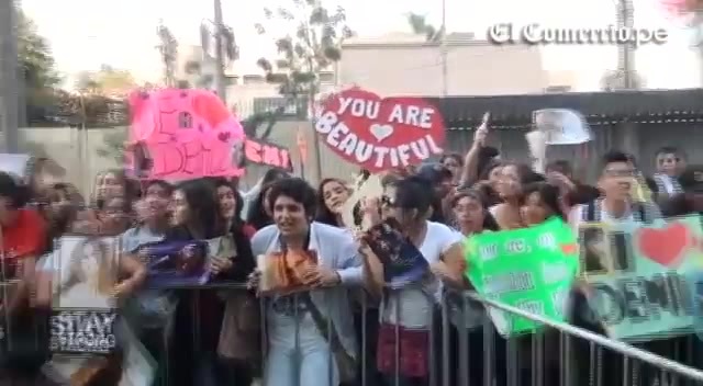 Demi Lovato Llego A Perú Y Saludo A Sus Fans  2012 06526