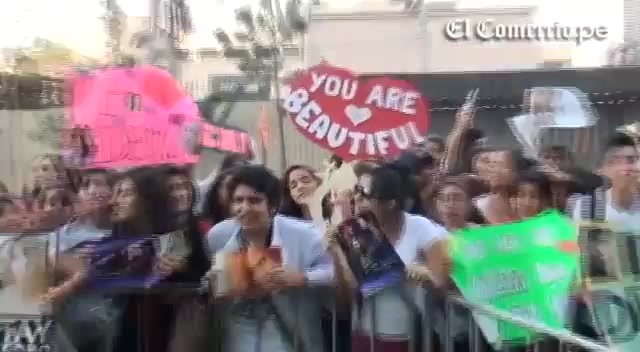 Demi Lovato Llego A Perú Y Saludo A Sus Fans  2012 06542