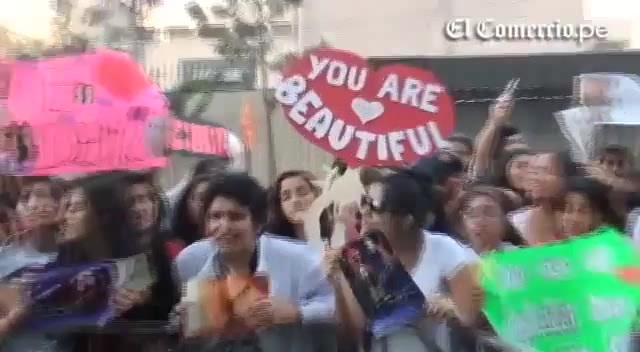 Demi Lovato Llego A Perú Y Saludo A Sus Fans  2012 06566