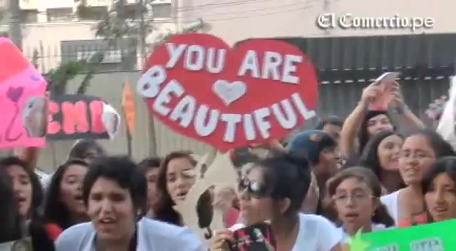 Demi Lovato Llego A Perú Y Saludo A Sus Fans  2012 06679