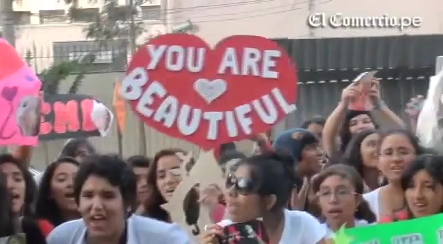 Demi Lovato Llego A Perú Y Saludo A Sus Fans  2012 06704