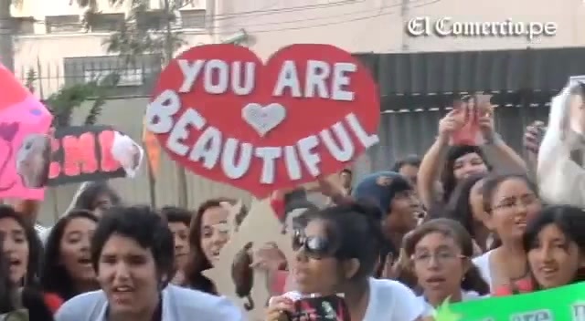 Demi Lovato Llego A Perú Y Saludo A Sus Fans  2012 06733